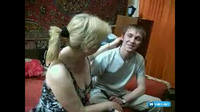 Русская мать из провинции удовлетворила сына пока муж был на вахте 