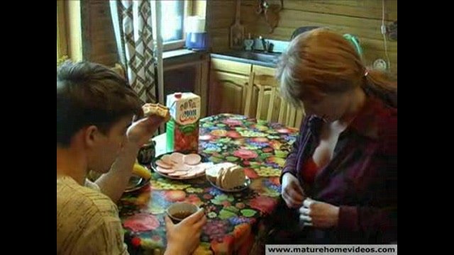 Мама соблазняет с разговором. Мама соблазняет сына фото. Русские мать с сыном на даче.